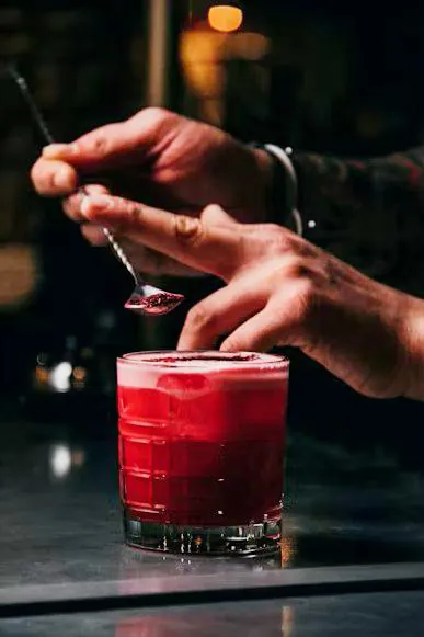Bebidas, Barras y Mixología (Mocktails y Cocteles)